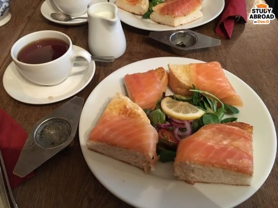 (Sally Lunn’s Bath - ใครที่มา Bath แนะนำให้มากินที่ร้านนี้ เปิดตั้งแต่ปี 1780 เมนู Bun หรือ Teacake ที่นี่ดังมาก เราสามารถเลือกได้ว่าเราอยากกินแบบคาวเช่น salmon, salt beef หรือกินแบบหวาน แนะนำให้สั่งชากินคู่ด้วยกัน)
