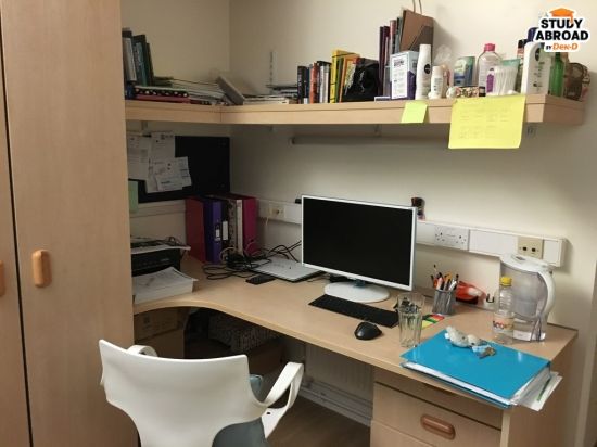 (Marlborough Court & Solsbury Court, University of Bath - สภาพของหอนักเรียนเราตอนยังเป็น Fresher สำหรับนักเรียนปีหนึ่ง สามารถเลือกที่จะอยู่หอพักของมหาลัยได้ ซึ่งจะมีให้เหลือทั้งแชร์ห้องนอน ห้อง en-suite ที่ต้องแชร์หัวครัว และห้อง Studio ที่มีห้องน้ำและห้องครัวในห้อง หลังจากจบ ป.ตรีแรกจะต้องไปอยู่หอพักเอกชนหรือไปเช่าบ้านกับเพื่อนในเมืองเอง)