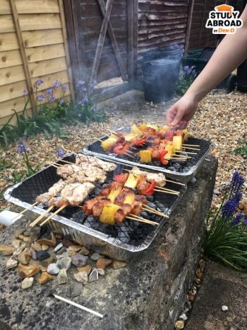 (ใน Bath หลังจากปีแรกนักเรียนส่วนมากจะแชร์บ้านเช้าด้วยกัน ถ้าเลือกเช่าบ้าน ส่วนมากจะมีสวนด้วย พอช่วงหน้าร้อนก็ตั้ง BBQ นอกบ้าน)