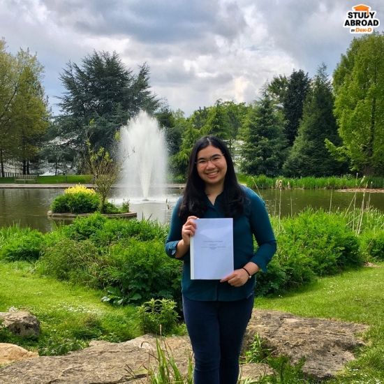 (ใครเรียนจบที่ Bath ต้องมาถ่ายรูปตรงน้ำพุพร้อมกับเล่ม Dissertation ตัวเอง)