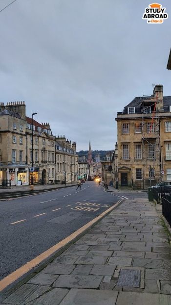 (Bath)(Bath, UK - เมือง Bath ถือเป็นเมืองที่ hilly ต้องเดินขึ้นตามเนินเขาบ่อยมากๆ)