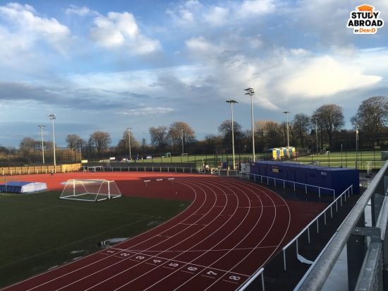 (ที่ University of Bath ดังด้าน Sport Science มี Sports Training Vliiage (STV) โดยเฉพาะ ด้านในมีสระว่ายน้ำขนาดที่ใช้ในการแข่ง Olympic ด้วย)