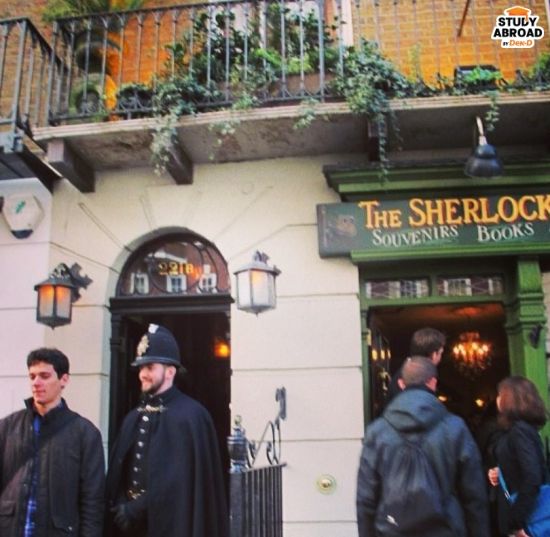 (Baker Street, London - ตอนนั้นตื่นเต้นมากที่ได้ไป London ครั้งแรก ที่แรกที่ได้คือ Shocklock Holmes Museum)