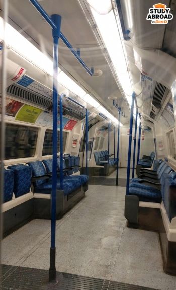 (ปกติ Tube หรือรถไฟใต้ดินจะมีคนเยอะมากๆ แต่ตอนช่วงที่มี Restriction คนส่วนมากจะทำงานจากบ้าน หรือเรียนจากบ้าน แต่ถ้ามีวิชาเรียนที่เป็น On-site ก็สามารถเดินทางออกมาข้างนอกไปเรียนได้)