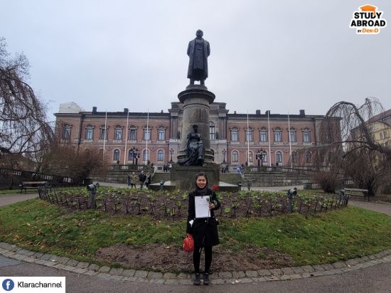 ฉลองจบการศึกษาหน้าตึก Main building 