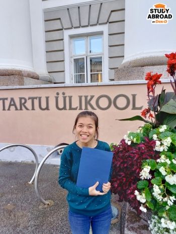 xกติเด็กโปรเเกรมเราจะได้รับใบปริญญาของเอสโตเนียทางไปรษณีย์ แต่ตอนปริญญาอนุมัติเราไปเอสโตเนียพอดี ก็เลยเข้าไปรับเองที่สำนักงาน