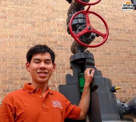 ภูกับ Wellhead (หัวหลุมผลิตน้ำมัน) เก่าๆ ที่ The University of Texas at Austin