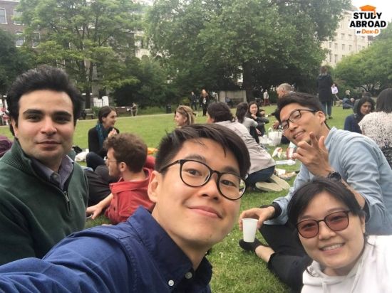 ใช้เวลากับเพื่อนหลังสอบเสร็จในสวน Lincoln's Inn Fields&nbsp;