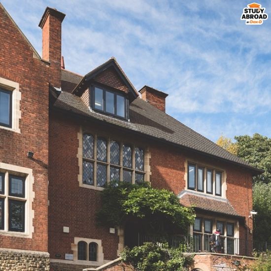 ด้านหน้าของโรงเรียนมัธยมปลาย Cambridge Tutors College (CTC)