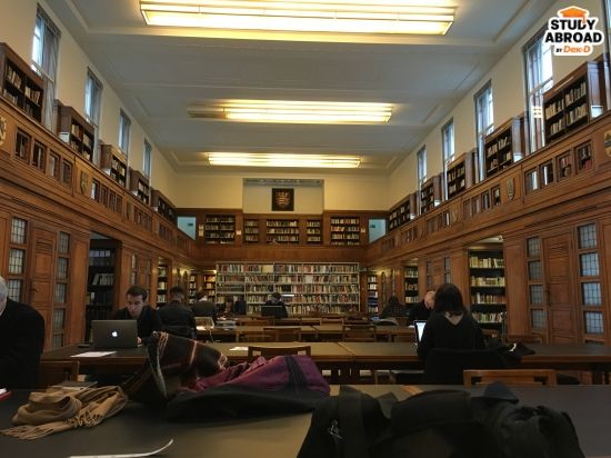 บริเวณภายในของห้องสมุด Senate House Library ที่ตั้งอยู่ใกล้เคียงกับมหาลัย พี่เคยไปอ่านหนังสือบ่อยๆ ช่วงเรียน ป.ตรี 