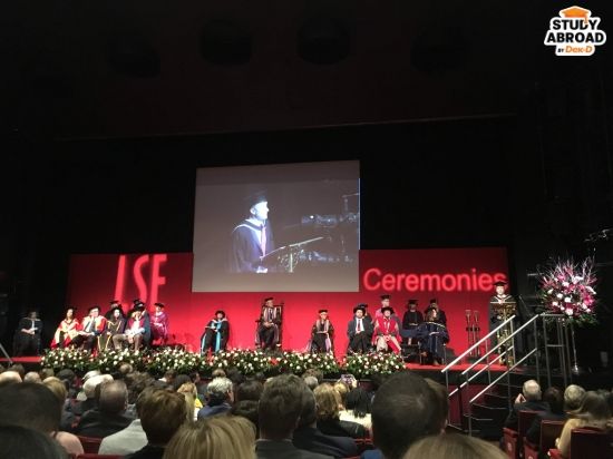 พิธีรับปริญญาของ ป.โท ของ LSE จะจัดขึ้นช่วงเดือนธันวาคมของทุกปี ไม่กี่สัปดาห์ก่อนเทศกาลคริสต์มาส พิธีจะเรียบง่าย มีการปรบมือ ส่งเสียงยินดีกับเพื่อนๆ ที่ขึ้นไปรับ ซึ่งถือเป็นเรื่องปกติเลย