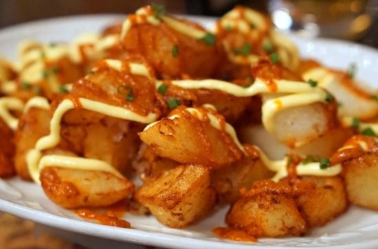 “ปาตาตัสบราวาส” (Patatas Bravas) มันฝรั่งราดด้วยซอสรสชาติเผ็ดจัดจ้าน