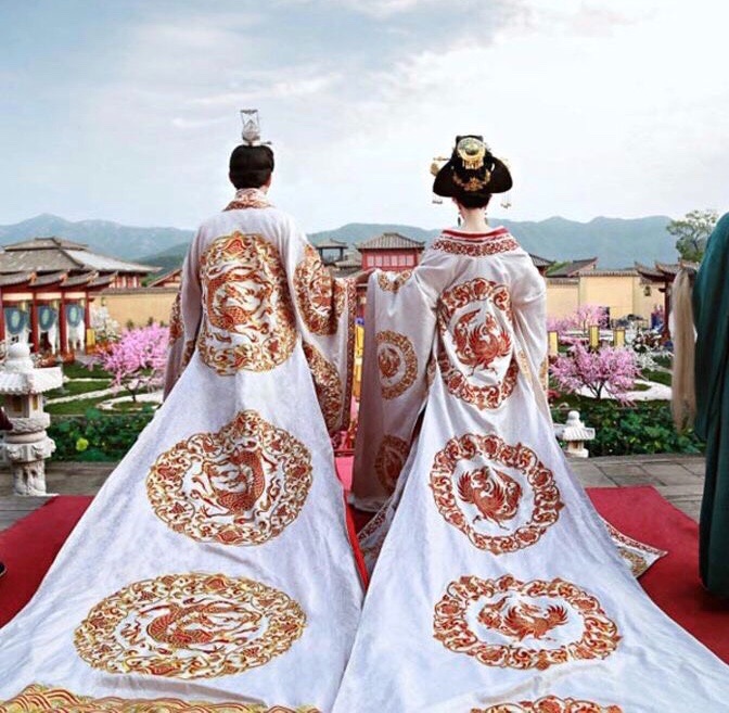 Царский китай. Китайский свадебный наряд. Свадебные Наряды китайских императоров. Свадьба китайского императора. Китайское свадебное платье традиционное.