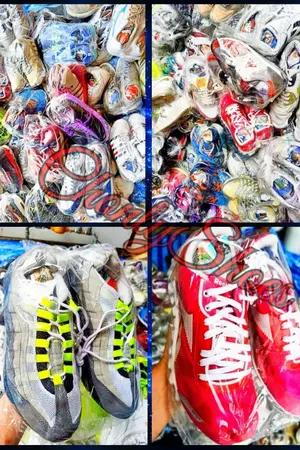 ปกนิยาย ขายส่งรองเท้าผ้าใบมือสองยกกระสอบ 2500 บาท by Chonlyshoes