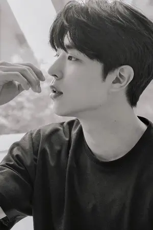 ปกนิยาย ดอกไม้กับแจกันร้าว