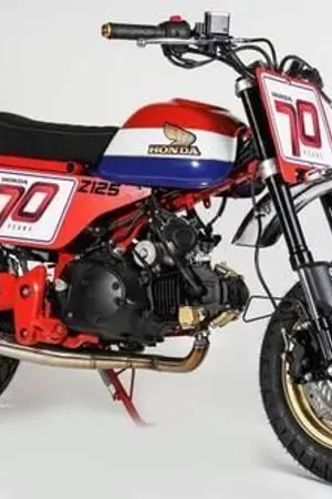 ปกนิยาย การแข่งขันรถจักรยานยนต์ Honda Pedal! X-ADV และ Fossa 750