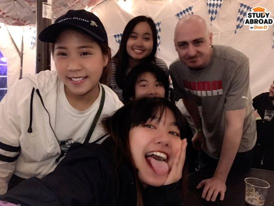 คนด้านขวาคือเชฟร้าน Salmon Bake