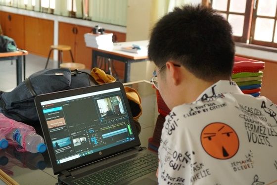 พี่บอสระหว่างตัดต่อผลงาน  'เสียงของคนที่อยู่ในระบบการศึกษาจริงๆ'