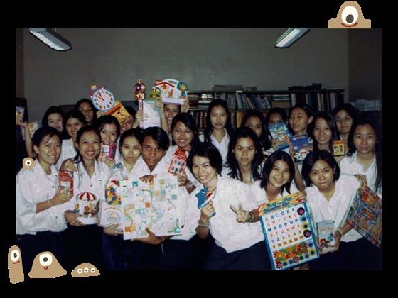 นิสิตของสาขารุ่นแรกๆ ขอบคุณรูปภาพจากเว็บไซต์ :  www.childrenlitswu.com