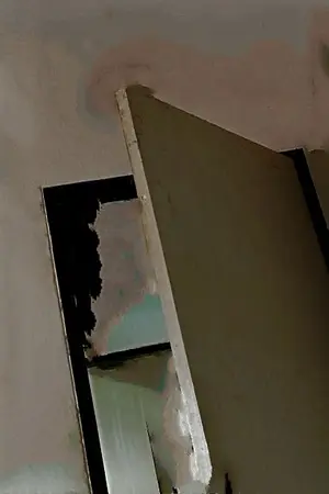 ปกนิยาย ประตูข้ามสู่โลกที่คุ้นเคย