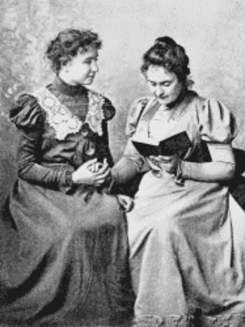 Helen Keller (ซ้าย) และ Anne Sulivan  (ขวา) อาจารย์ของเธอ