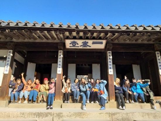 Photo  Credit:  이화여자대학교 언어교육원 - ELC