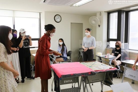 Photo  Credit:  이화여자대학교 언어교육원 - ELC