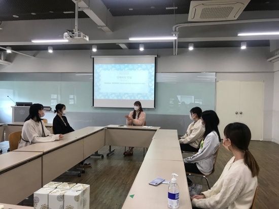 Photo  Credit:  이화여자대학교 언어교육원 - ELC