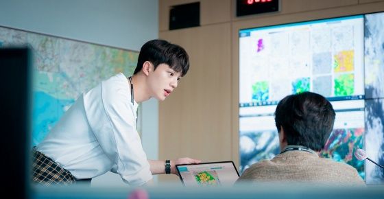 ภาพการทำงานภายในหน่วยงานพยากรณ์อากาศ จากซีรีส์ Forecasting Love and Weather  