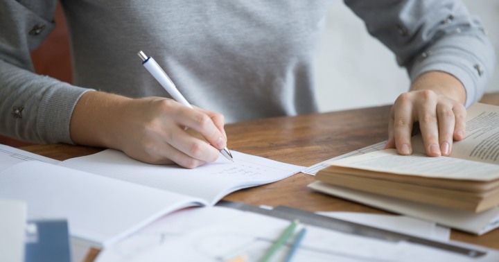 จดโน้ตตอนอ่านหนังสือจะช่วยให้เราเกิดการเรียนรู้และจดจำเนื้อหาได้