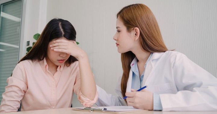 เข้าไปพูดคุยและปรึกษากับจิตแพทย์ เพื่อประเมินอาการเบื้องต้น