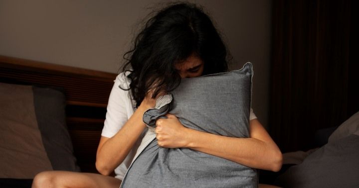 อาการกลัวการอยู่คนเดียว ส่วนใหญ่มักเกี่ยวข้องกับความวิตกกังวลและความทุกข์ใจ