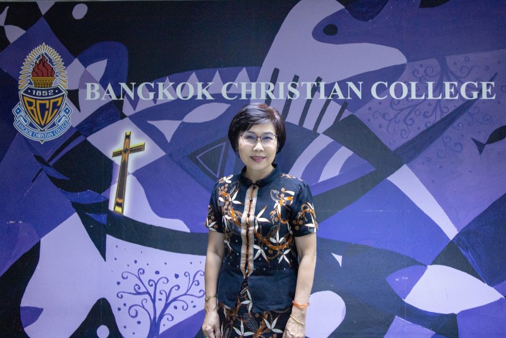 อ.วราภรณ์ ทรัพย์สมบูรณ์ รองผู้อำนวยการฝ่ายวิชาการและมาตรฐานคุณภาพ ปฏิบัติหน้าที่ผู้อำนวยการและผู้จัดการ