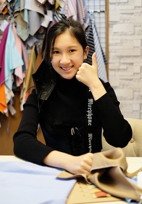 น้องมินนี่ ด.ญ. ภูริศา เฮงตระกูลสิน  อายุ 14 ปี  เจ้าของแบรนด์ Purisa Glitzy