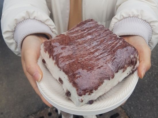 ‘พัดชีรูต๊อก’ (팥시루떡),&nbsp; ‘ต๊อกย้ายบ้าน’ (이사떡) หรือ ‘ต๊อกขึ้นบ้านใหม่’ (집들이떡)