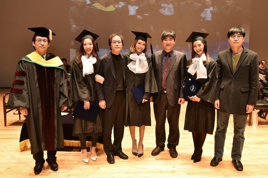 ภาพจบการศึกษาของซูยอง & ยูริ ไอดอลและนักแสดงตัวแม่แห่งวง SNSD (Photo Credit: 