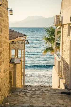 ปกนิยาย เมื่อโลกหมุนรอบตัวเรา