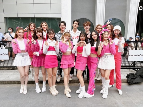 สาวๆ COSMOS พร้อมกับรุ่นพี่ BKC จากบ้าน 