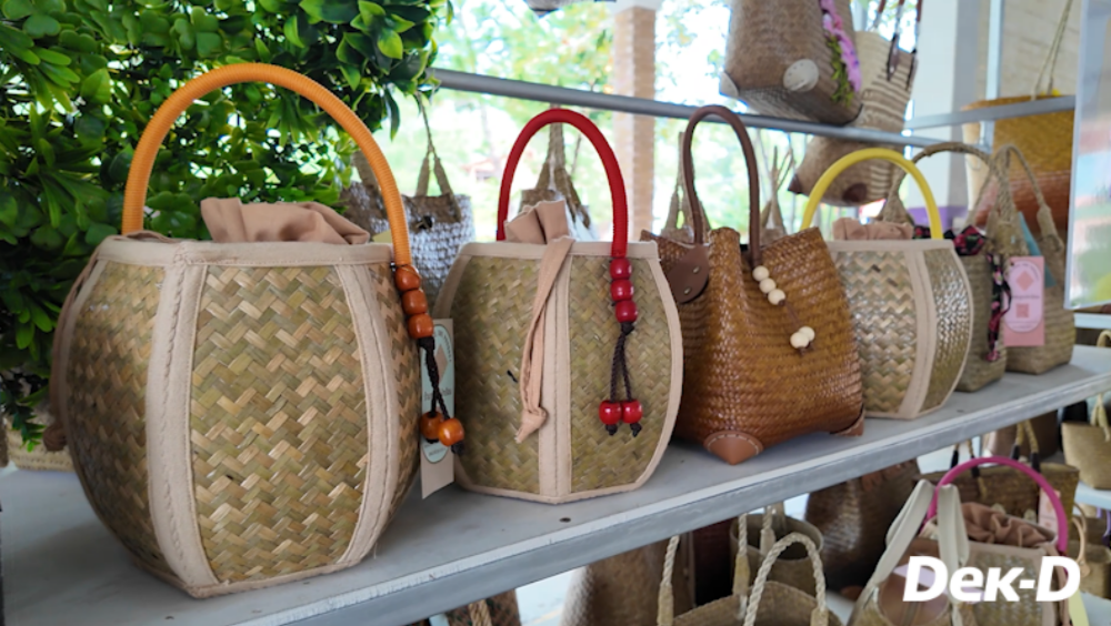 มีหลายแบบ หลายลาย ให้เลือกเพียบ แต่ชอบใบไหนต้องรีบจอง เพราะเดี๋ยวหมด