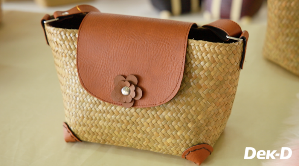 ของจริงคือ สวยมากกกก ปล.สังเกตุตรงมุมขอบกระเป๋าด้านล่าง น้องๆ เล่าว่าเป็นจุดที่ทำยากที่สุด