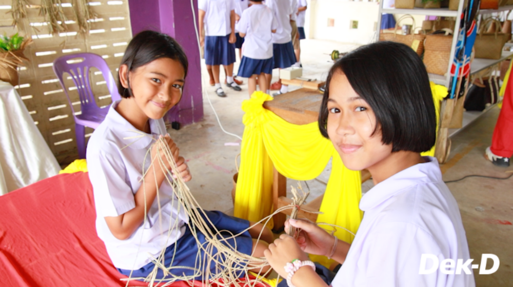 ก่อนจะมาผลิตกระเป๋าจากใบกระจูด โรงเรียนแห่งนี้ก็เคยนำเส้นกกมาผลิตเป็น “หูหิ้วแก้วน้ำ” โดยได้ไปวางขาย และใช้งานจริงที่ร้าน 7-11 ใน 19 สาขาในพื้นที่ ปังมากๆ 