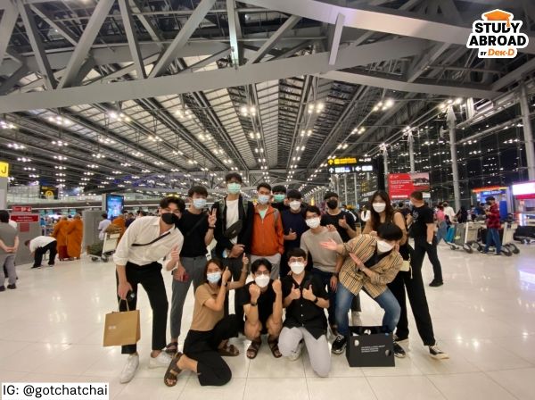 บรรยากาศก่อนบินครับ เพื่อนๆ มาส่งขึ้นเครื่อง เป็นจุดเริ่มต้นของการแยกย้ายไปเติบโตจริงๆ