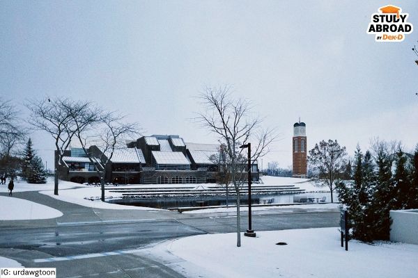 Grand Valley State University ช่วงเช้าที่หิมะตก