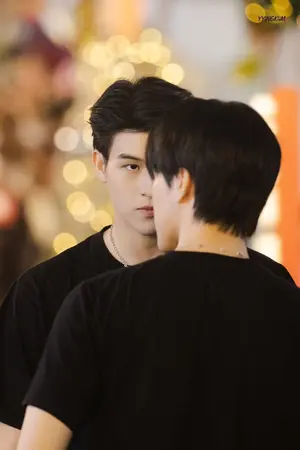 ปกนิยาย สายลมโอบแสงเทียน