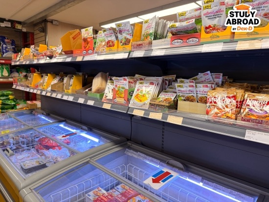 ภายในร้านมีขายเครื่องปรุงของไทย อาหารแช่แข็ง ข้าว ฯลฯ
