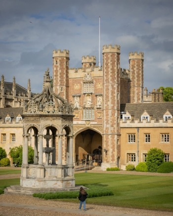 Trinity College หนึ่งในวิทยาลัยที่เก่าแก่ที่สุดของ ม.เคมบริดจ์ ก่อตั้งในสมัยพระเจ้าเฮนรี่ที่ 8