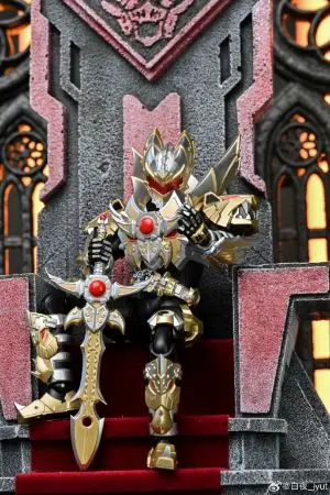 ปกนิยาย 《ราชันมังกรโต่วหลัว: วิญญาณยุทธ์ของข้าคือเกราะจักรพรรดิ》