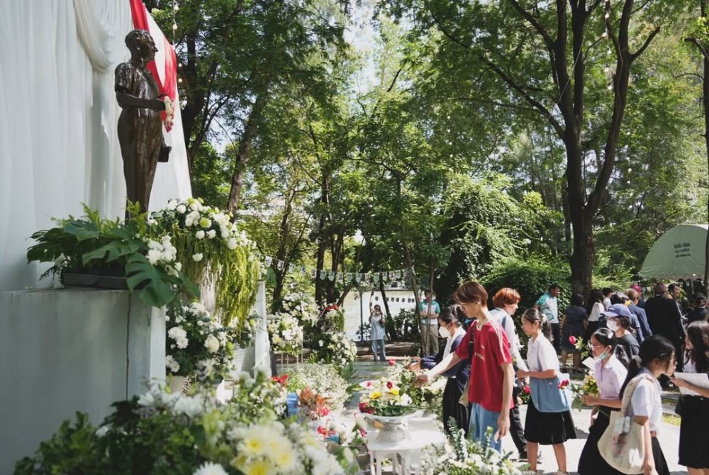 บรรยากาศการวางช่อดอกไม้รำลึก ในวันศิลป์ พีระศรี