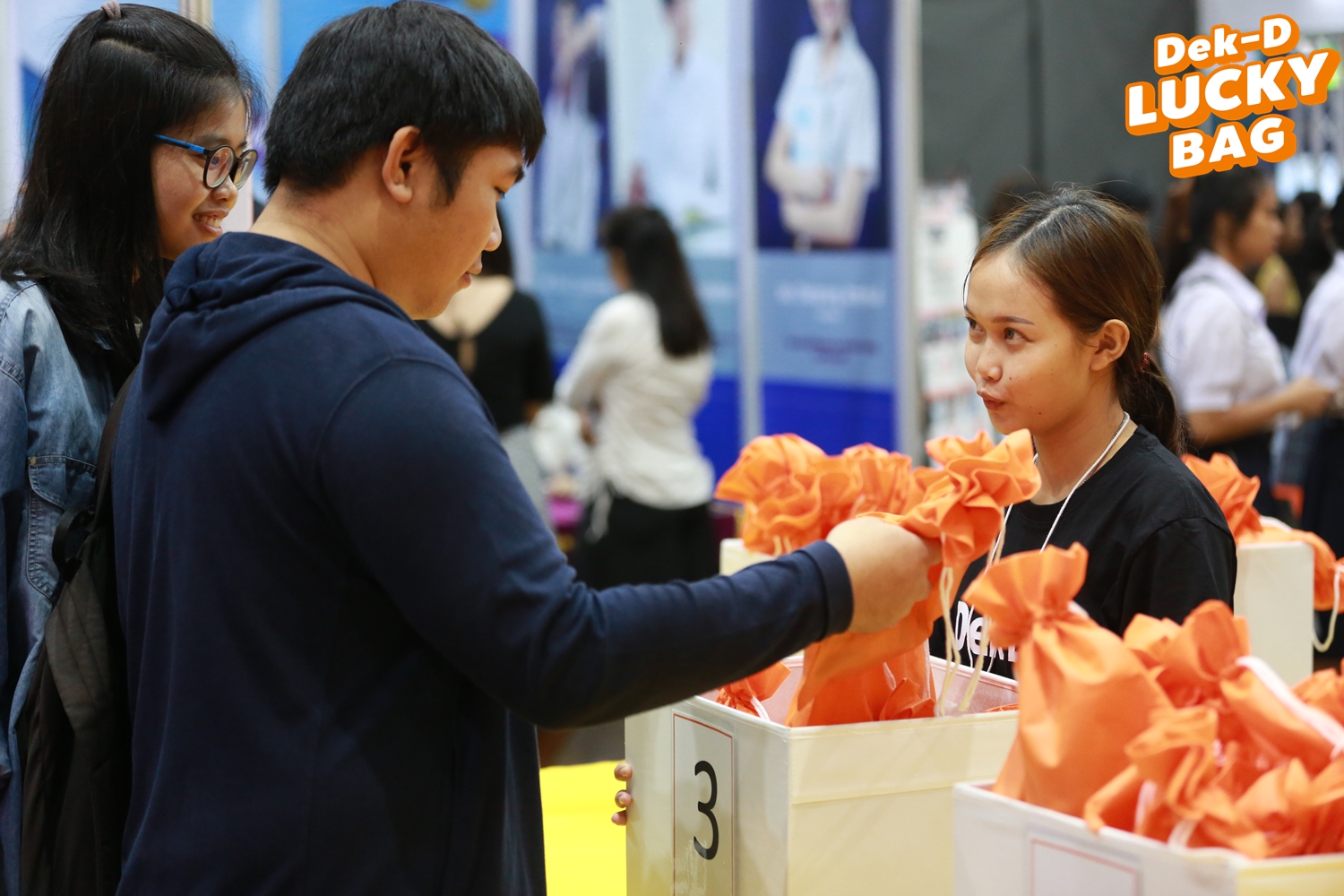 เก็บตกภาพบรรยากาศบูธ Dek-D’s Lucky Bag ในงาน Dek-D’s TCAS Fair บูธนี้มีแต่ความคุ้ม!! เก็บตกภาพบรรยากาศบูธ Dek-D’s Lucky Bag ในงาน Dek-D’s TCAS Fair บูธนี้มีแต่ความคุ้ม!!