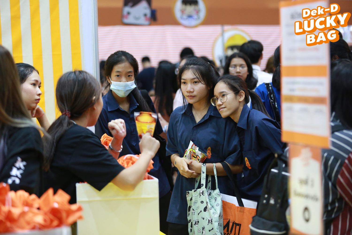 เก็บตกภาพบรรยากาศบูธ Dek-D’s Lucky Bag ในงาน Dek-D’s TCAS Fair บูธนี้มีแต่ความคุ้ม!! เก็บตกภาพบรรยากาศบูธ Dek-D’s Lucky Bag ในงาน Dek-D’s TCAS Fair บูธนี้มีแต่ความคุ้ม!!